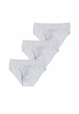 Tre slip bianchi da uomo impilati diagonalmente su sfondo bianco, con fascia elastica in vita e cuciture nel pannello frontale.