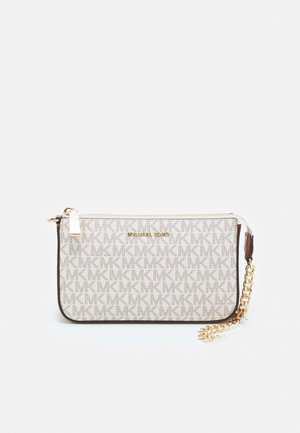 Beige Michael Kors Handgelenktasche mit sich wiederholendem "MK" Muster, goldenem Logo, Reißverschluss und goldener Kette auf weißem Hintergrund.