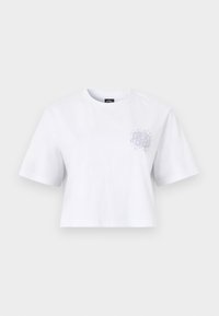 Λευκό cropped T-shirt με κοντό μανίκι, διακοσμημένο με μικρό αφηρημένο σχέδιο γραμμών και μοτίβο αστεριών στην επάνω αριστερή πλευρά του στήθους.