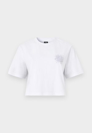 Camiseta blanca corta de manga corta con un pequeño patrón abstracto de líneas y estrellas en la parte superior izquierda del pecho.