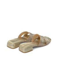 Gouden slide sandalen met twee gekruiste banden versierd met rhinestones. Vierkante blokhak en een gladde beige inlegzool met merknaam.
