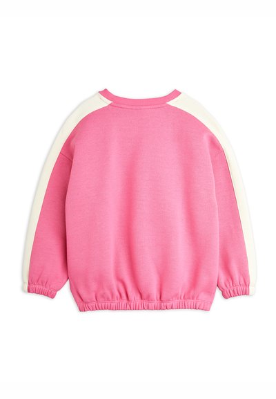 Roza pulover z rokavi raglan v kremni barvi, rebrastim izrezom in elastičnim pasom. Mehka tekstura in sproščen oblikovanje.