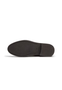 Suela de zapato de goma negra con un patrón texturizado y estriado, y una puntera redondeada. Bordes suaves y una ligera curvatura en el talón.