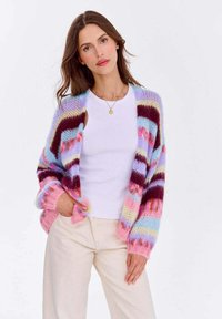 Sweter kardigan w paski w pastelowych kolorach, z różowymi, niebieskimi i bordowymi wzorami. Długie rękawy z ściągaczami i otwarty przód.