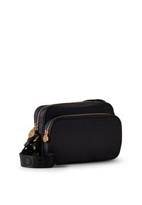 Sac bandoulière noir texturé avec deux compartiments zippés, quincaillerie dorée et une sangle réglable avec logo. Fini de surface lisse.