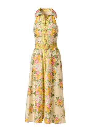 Robe jaune sans manches à motifs floraux, col, boutonnage sur le devant, ceinture assortie avec boucle ronde, longueur genou avec motifs de fleurs roses, vertes et blanches.