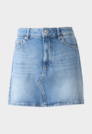 Lyseblå denim skjørt med et tettsittende liv, subtil slitasje ved falden, og fem lommer. Har en sølv knapp og glidelås lukking.