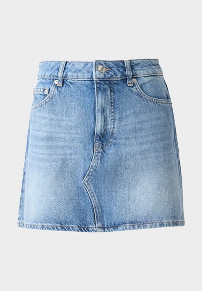 Svijetloplava traper suknja s uskim pojasom, s blagim strgavanjem na rubu i dizajnom s pet džepova. Ima srebrnu dugmad i zatvaranje na patentni zatvarač.