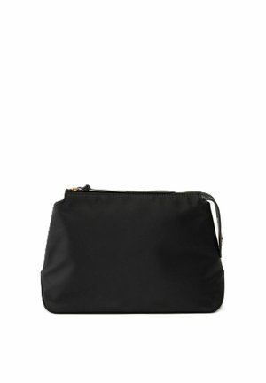 Bolso de mano rectangular negro con cierre de cremallera y una correa delgada sobre fondo blanco.