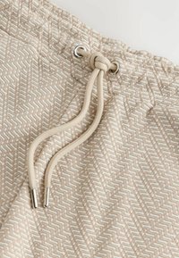 REGULAR FIT - TEXTURED GEOMETRIC PATTERN - Shorts - neutral