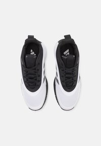 Baskets noires et blanches avec des tiges en mesh, bouts ronds et lacets en tissu. Comprend des languettes et des semelles texturées pour une meilleure adhérence.