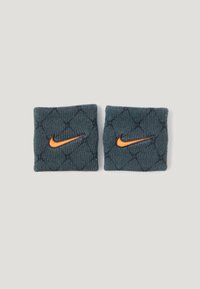 Nike náramky ve tmavě modré pletenině s prošívaným vzorem, s oranžovým vyšitým logem swoosh na přední straně.