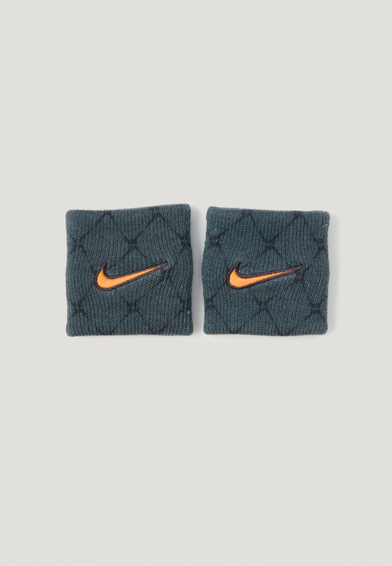 Nike náramky ve tmavě modré pletenině s prošívaným vzorem, s oranžovým vyšitým logem swoosh na přední straně.