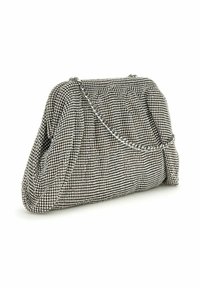 Sac à main en maille métallique avec un design froncé, une bandoulière en chaîne argentée et de petits embellissements en forme de diamant dans un motif noir et argent.