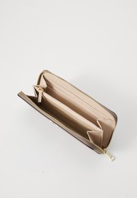 Bruine zip-around portemonnee met een gladde buitenkant, beige binnenkant, kaartsleuven en een muntvak met goudkleurige hardware.