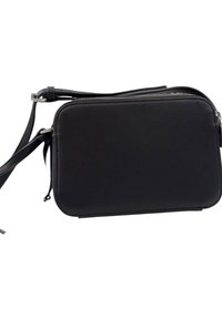 Borsa a tracolla nera rettangolare realizzata in pelle texturizzata, con chiusura a zip e tracolla removibile. Design minimalista senza hardware visibile.