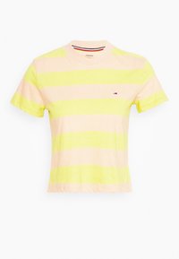 Camiseta de manga corta con cuello redondo, con amplias franjas horizontales amarillas y rosa pálido, y un pequeño logo rojo, blanco y azul en el pecho.