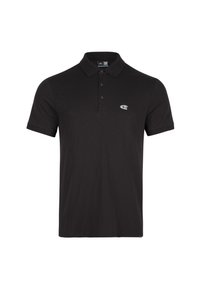 Polo noir en coton, avec un col classique, une patte de boutonnage à trois boutons et un petit logo vague blanc sur la poitrine gauche.