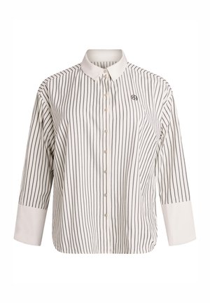 Weißes Hemd mit schwarzen vertikalen Streifen, langen Ärmeln, die in weißen Manschetten enden, und einem kleinen gestickten Logo auf der linken Brust.