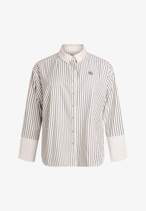 Balta pogājama krekls ar melnām vertikālām svītrām, garām piedurknēm, kas beidzas ar baltām aprocēm, un mazu izšūtu logotipu kreisajā krūšu daļā.