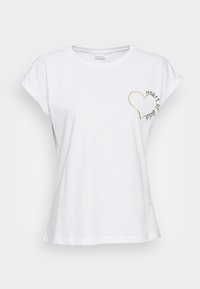Camiseta de algodón blanca con manga corta, que presenta un corazón contornado en dorado y el texto negro "Heart of Gold" en la parte izquierda del pecho.