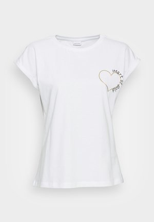 Weißes Baumwoll-T-Shirt mit kurzen Ärmeln, das ein herzförmiges goldfarbenes Outline und den schwarzen Text "Heart of Gold" auf der linken Brustseite zeigt.