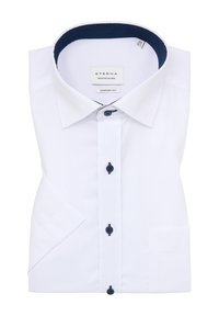 Camicia bianca a vestibilità comoda realizzata in tessuto morbido, con colletto a pois navy, apertura frontale con bottoni scuri e taschino sul petto.