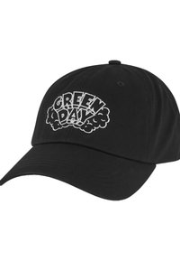 Sort baseball cap med en buet skygge, prydet med fed hvid broderet tekst "GREEN DAY" og sky-lignende detaljer over teksten.
