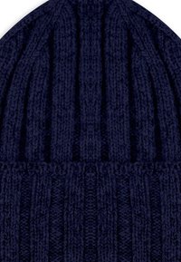 Marineblauwe gebreide muts met geribbelde textuur en een nauwsluitende pasvorm, voorzien van verlengde verticale lijnen en een zachte, rekbare stof.