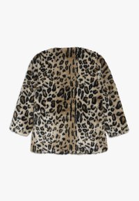 Abrigo de piel sintética con estampado de leopardo y textura suave, que presenta una mezcla de patrones en beige, marrón y negro. Tiene un ajuste relajado y mangas largas.