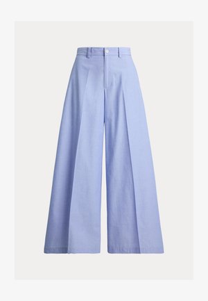 Wysokowalne, szerokie spodnie w jasnoniebieskim kolorze z zapięciem na guziki, szlufkami na pasek i plisami z przodu, prezentowane na jednolitym tle.