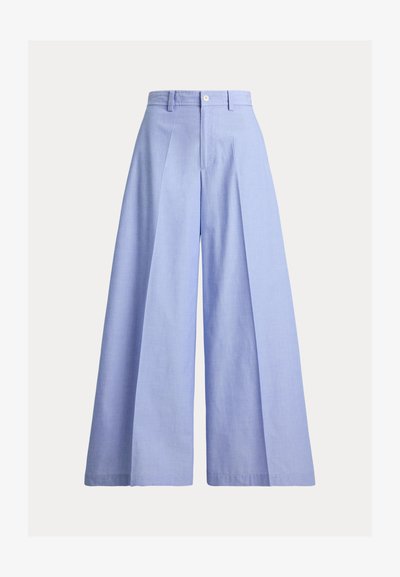 Παντελόνι ανοιχτό γαλάζιο, ψηλόμεσο με φαρδιά μπατζάκια, κλείσιμο με κουμπί, θηλιές για ζώνη και πιέτες μπροστά, απεικονιζόμενο σε απλό φόντο.