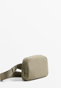 Borsa a tracolla in nylon khaki con chiusura a zip, forma rettangolare piatta, tracolla regolabile e superficie liscia. Design minimalista senza motivi visibili.