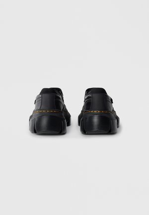 Uvrstitev 11: Dr. Martens - Obutev z vezalkami