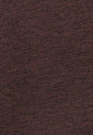 Nahaufnahme eines dunkelbraunen Strickstoffs mit feiner, gleichmäßiger Textur und subtilen Farbnuancen.