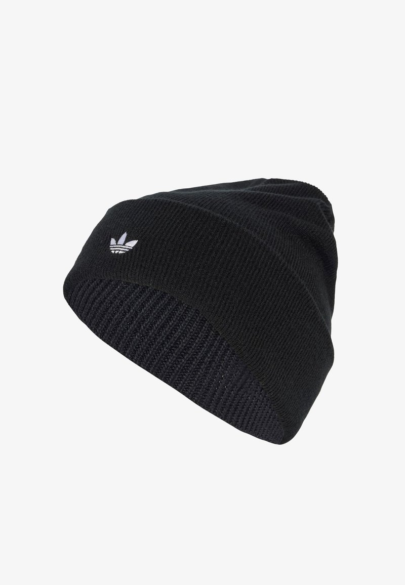 Gorro de malha preto com borda dobrada, apresentando o pequeno logo branco da Adidas Trefoil no lado da frente.