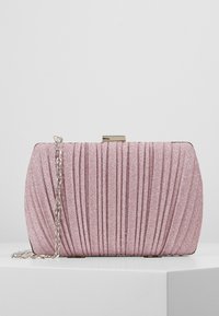 Rosa, plisserad clutchväska med en metallisk lås och en silverkedjesladd, med en strukturerad, glittrig yta.