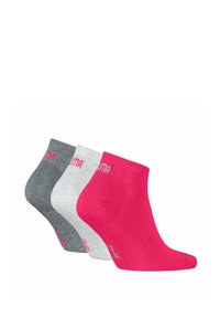 Tres pares de calcetines tobilleros en gris, blanco y rosa brillante. Cada calcetín presenta una textura acanalada y un detalle del logo cerca del puño.