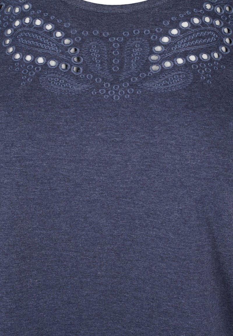 Damen T-Shirts | Zizzi SHORT SLEEVED WITH BRODERIE ANGLAISE T-Shirt print night sky mel./dunkelblau - NR15610 Damen T-Shirts | Zizzi SHORT SLEEVED WITH BRODERIE ANGLAISE T-Shirt print night sky mel./dunkelblau - NR15610