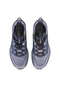 Un paio di scarpe da ginnastica atletiche blu e nere con lacci, linguette posteriori e soletta imbottita, mostrate dall'alto su uno sfondo bianco.