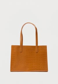Oranje leren tote tas met krokodillenpatroon, twee platte handvaten, rechthoekige vorm en een glanzende afwerking. Voorzien van een reliëflogo.