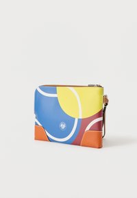 Έγχρωμη τσάντα ώμου με μίγμα μπλε, κίτρινων, κόκκινων και πορτοκαλί τμημάτων. Κατασκευασμένη από υφή υλικό, με φερμουάρ κλείσιμο και λεπτομέρεια λογότυπου.