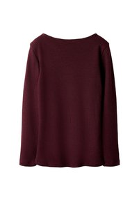 Top lungo bordeaux a maniche lunghe con scollatura ampia, texture a coste e vestibilità rilassata. L'orlo è dritto e leggermente più lungo sul retro.