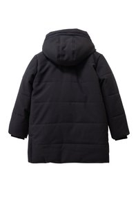 Zwarte gewatteerde winterjas met capuchon, lange mouwen en horizontale stiksel, gezien van achteren op een witte achtergrond.