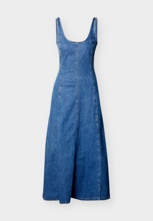 Μπλε τζιν μίντι φόρεμα χωρίς μανίκια, με στρογγυλή λαιμόκοψη και εφαρμοστό μπούστο, που φαρδαίνει απαλά προς το τελείωμα.