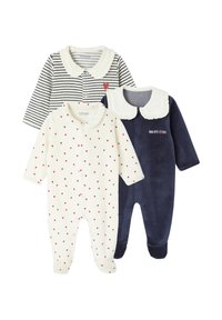 Drei Langarm-Babyrumper mit Rüschensaum; einen navyfarbenen mit weißem Kragen, einen weißen mit roten Herzen und einen weißen mit navyfarbenen Streifen und einem roten Herzen.