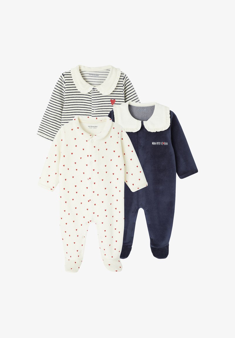 Drei Langarm-Babyrumper mit Rüschensaum; einen navyfarbenen mit weißem Kragen, einen weißen mit roten Herzen und einen weißen mit navyfarbenen Streifen und einem roten Herzen.