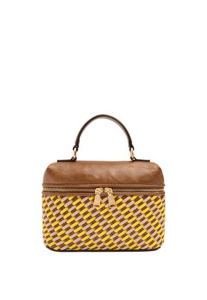 Mała prostokątna torebka z brązową skórzaną górą i uchwytem, dolną częścią w żółto-beżowy wzór tkany oraz złotym podwójnym zamkiem błyskawicznym.