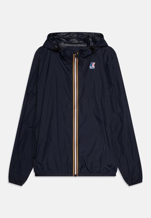 Giacca antipioggia della marina realizzata in materiale leggero, con una zip gialla e rossa, cappuccio regolabile e polsini elasticizzati. Patch con logo sul petto.