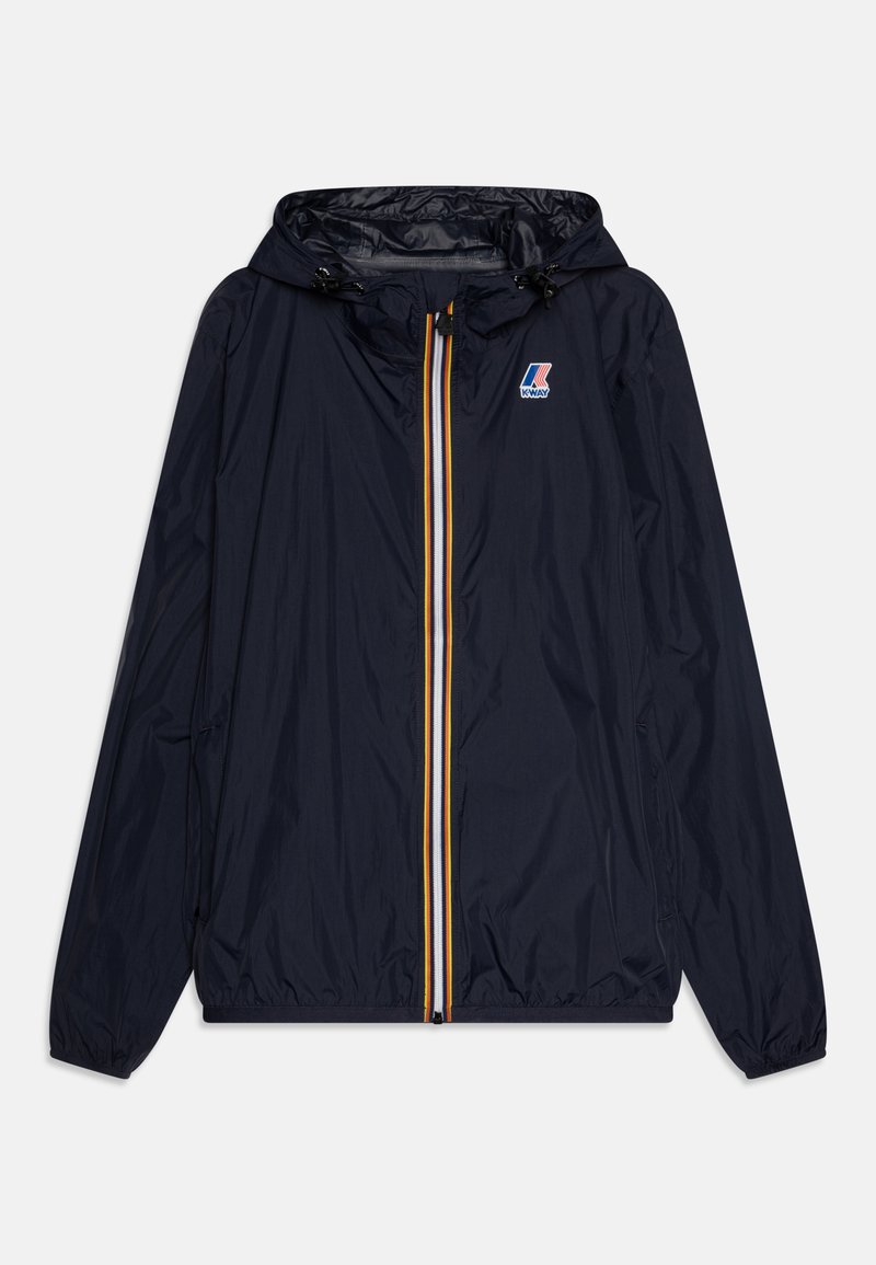 Giacca antipioggia della marina realizzata in materiale leggero, con una zip gialla e rossa, cappuccio regolabile e polsini elasticizzati. Patch con logo sul petto.